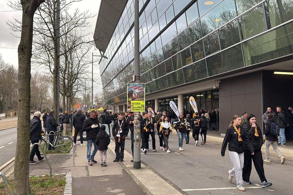 Vor dem Haupteingang herrscht das übliche Treiben rund zwei Stunden vor Anpfiff.