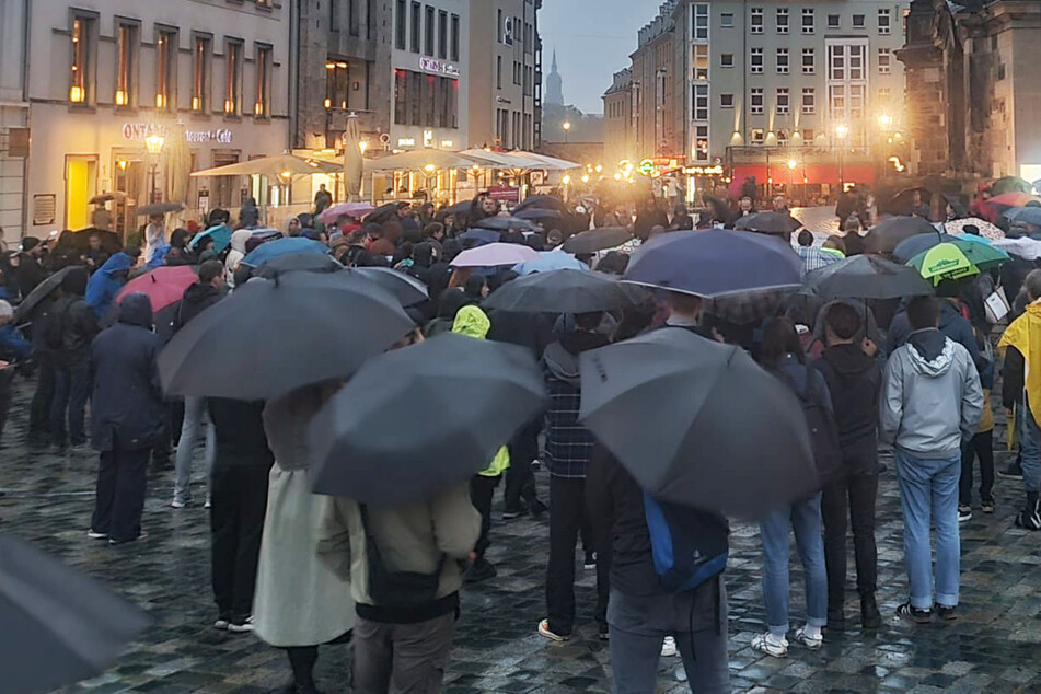 Dresden: Dresdner zeigen ihre Solidarität: "Dieser Terror ist durch nichts zu rechtfertigen"
