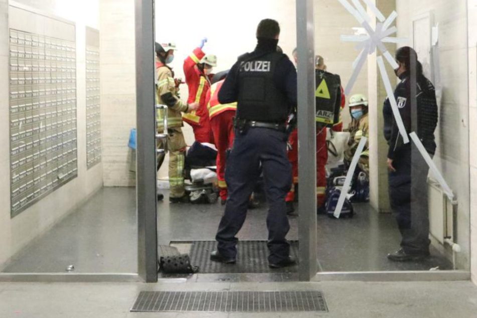 Rettungskräfte kümmern sich um die Bewohnerin.