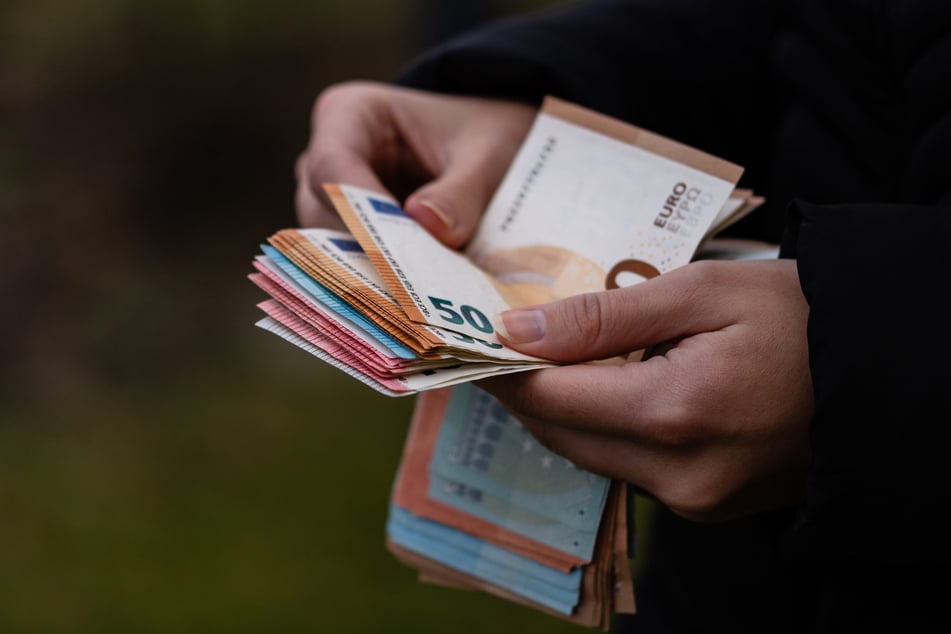 Ein Betrüger hat an einer Tankstelle in Erfurt einen Senior (74) mit einer Lüge um mehrere hundert Euro gebracht. (Symbolfoto)
