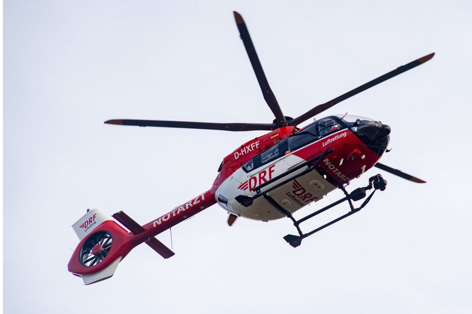 Mann nach Schlägerei schwer verletzt: Rettungshubschrauber muss ihn nach Halle fliegen