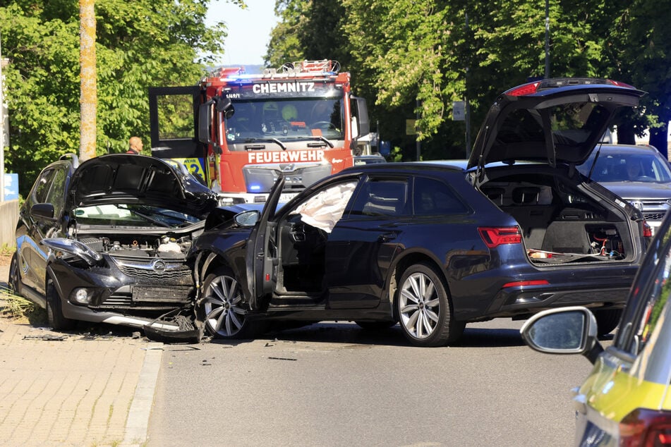 Ein Audi ist am Freitagmorgen auf der Zschopauer Straße frontal in einen Opel gefahren.
