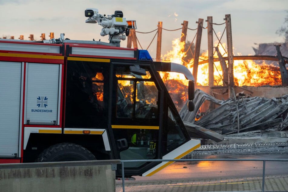 Millionenschaden bei Großbrand in Holzwerk: Löscharbeiten dauern an