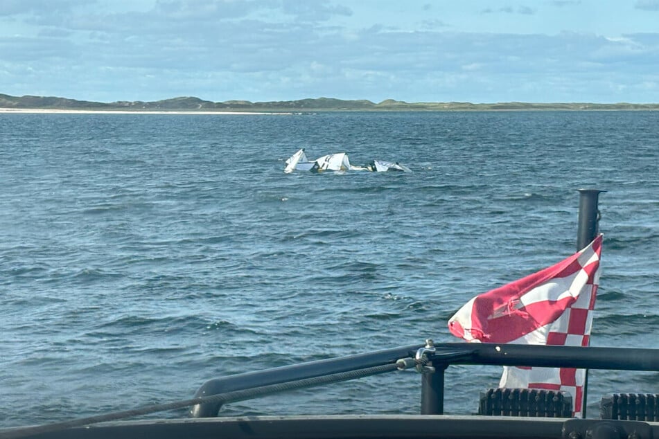 Der Blick vom Seenotrettungsboot "HORST HEINER KNETEN" auf den verunglückten Lenkdrachen des Kitesurfers.