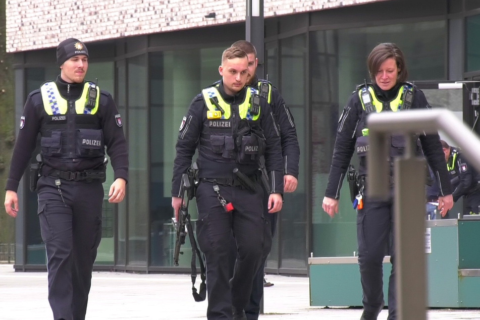 Wegen einer angenommenen Bedrohungslage war die Polizei am Dienstag an einer Hamburger Berufsschule im Einsatz.
