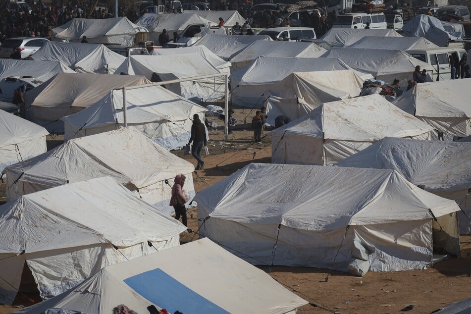 Tausende von kurdischen Familien, die aus Aleppo und Tel Rifaat vertrieben wurden, sind in provisorischen Unterkünften und auf den Straßen der kurdisch kontrollierten Gebiete der Stadt Tabqa untergekommen.