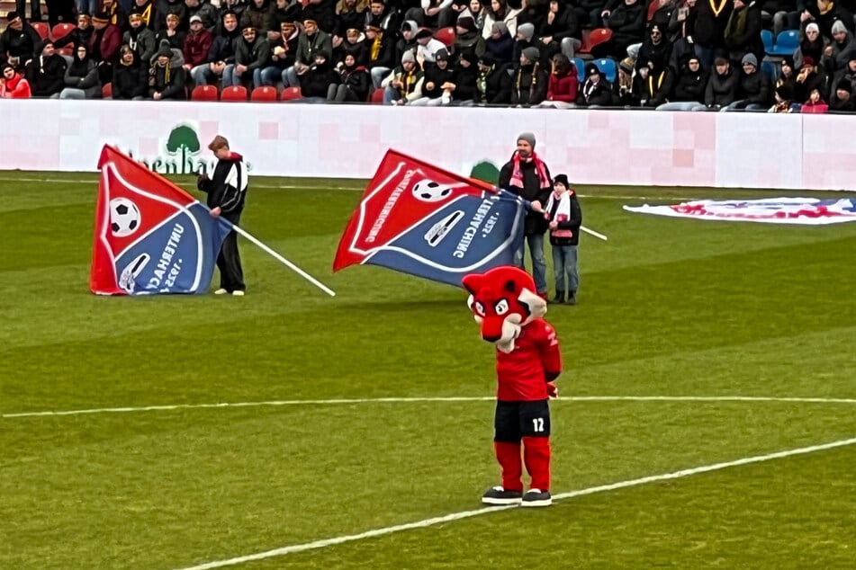 Maskottchen Fonsi gedachte vor dem Spiel den Anschlags-Opfern.