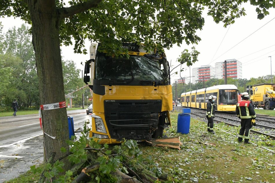 Der Fahrer kam verletzt ins Krankenhaus.
