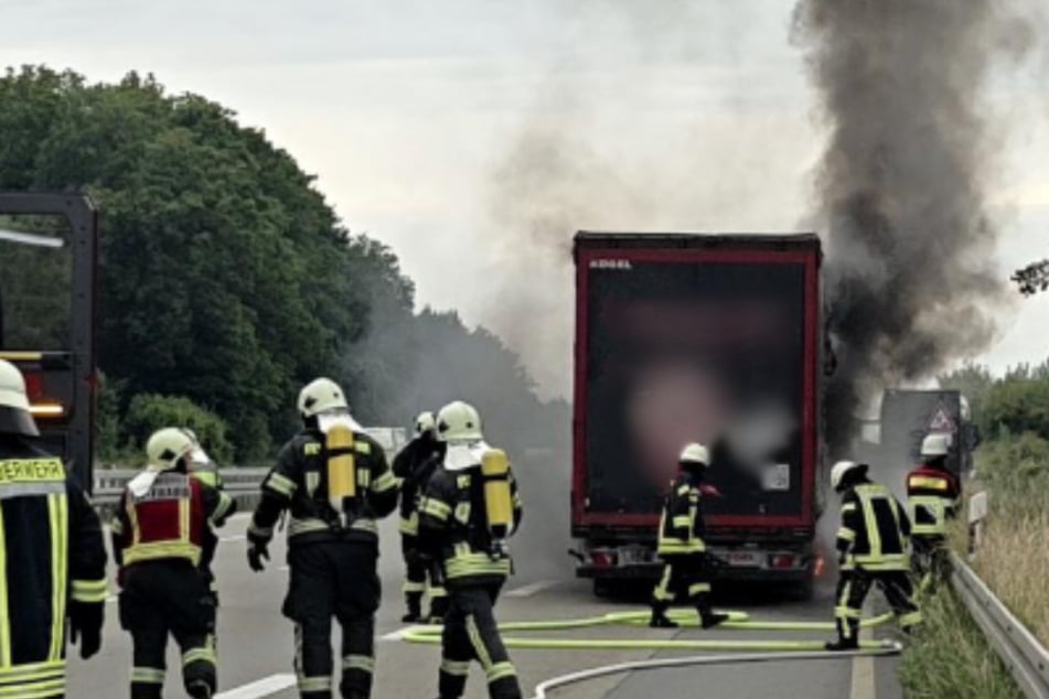 Chemnitz: Erneut schwarze Rauchsäule über A4: Brennender Lastwagen sorgt für Stau