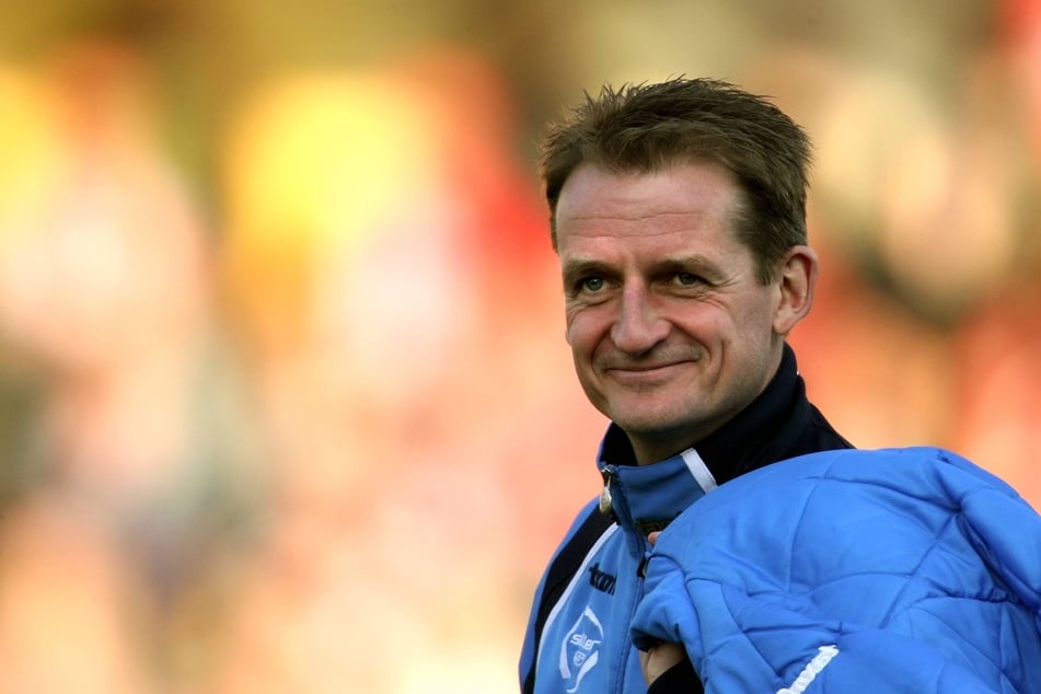 Petrik Sander (heute 64) erlangte als Cottbuser Bundesliga-Trainer Bekanntheit. Im Jahr 2007 wurde auf die Farbwahl der Trainerjacke noch nicht den allergrößten Wert gelegt.