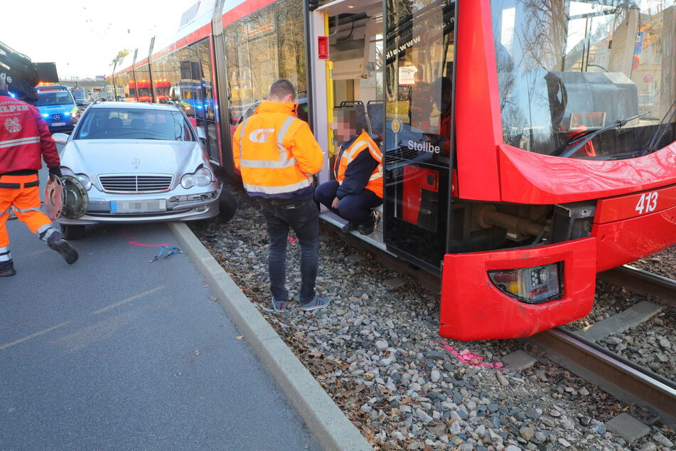 Ein Mercedes knallte am Freitagmittag mit einer Straßenbahn auf der Annaberger Straße zusammen.