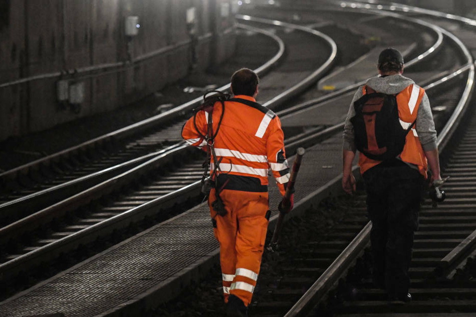Zwei Arbeiter gehen durch den gesperrten S-Bahn Tunnel unter dem Hauptbahnhof. (Archivbild)
