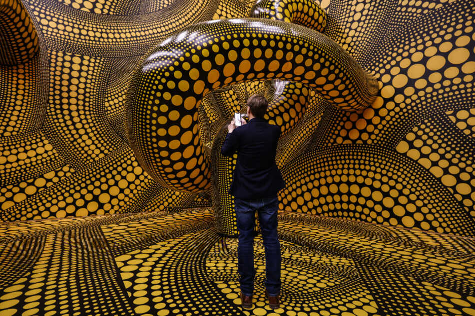 Einer der Ausstellungsräume im Museum Ludwig wird von einem der beliebtesten Motive der Künstlerin durchzogen.