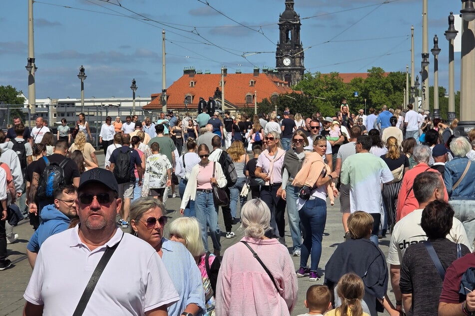 Einfach zu voll: Die Augustusbrücke musste Samstagabend kurz gesperrt werden.
