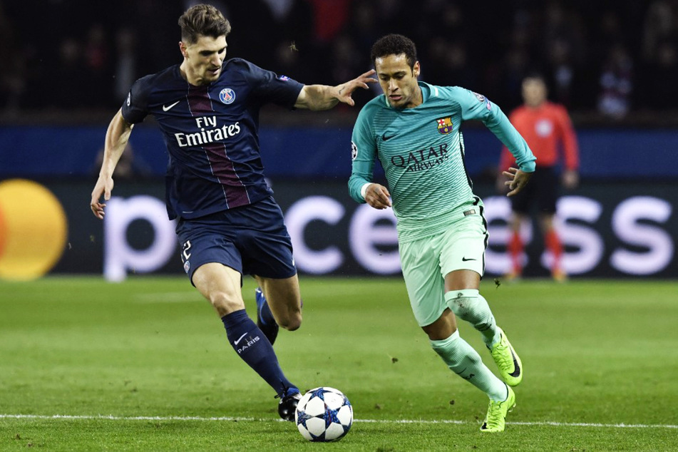 Am 14. Februar 2017 in der Champions League noch Gegner: Der damalige PSG-Verteidiger Thomas Meunier (l.) im Zweikampf mit Barca-Star Neymar.