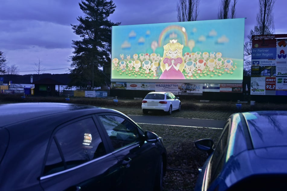 Sobald die Dämmerung einsetzt, beginnt der Film im Autokino Langenhessen. Über eine UKW-Frequenz kommt der Ton ins Auto.