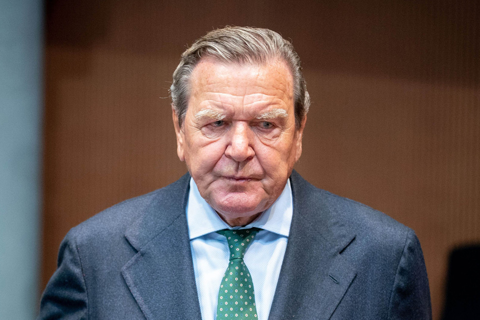 EU-Bürgern soll es künftig verboten sein, Sitze in Führungsgremien russischer Staatsunternehmen einzunehmen, wie es der frühere Bundeskanzler, Gerhard Schröder (78, SPD), macht.