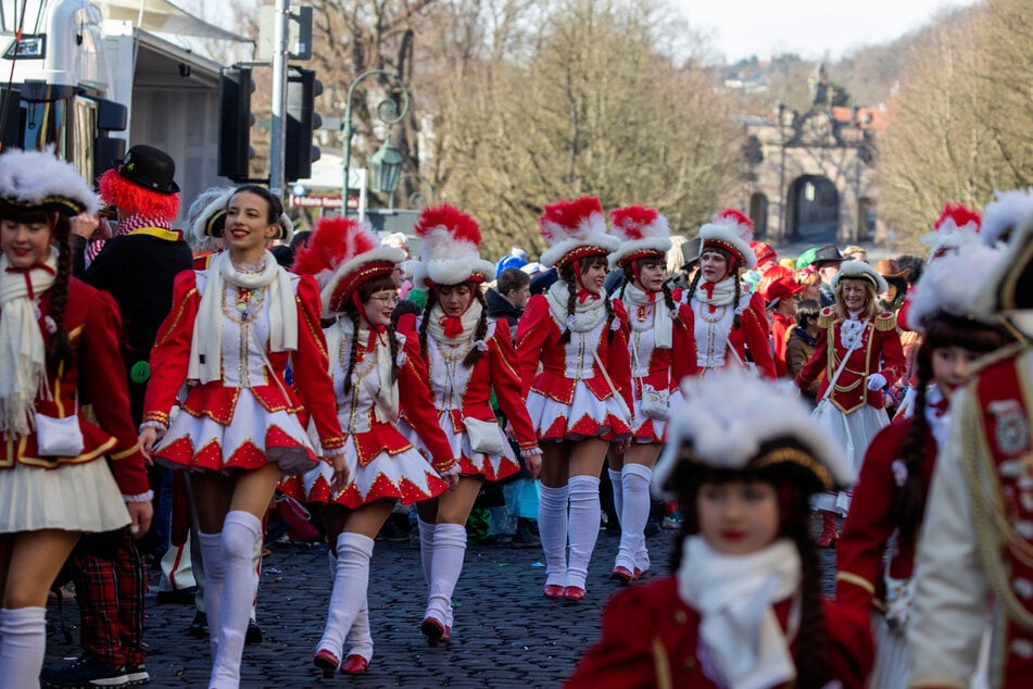In Fulda werden am Rosenmontag mehr als 4200 Teilnehmerinnen und Teilnehmer beim Umzug zu sehen sein. (Archivbild)