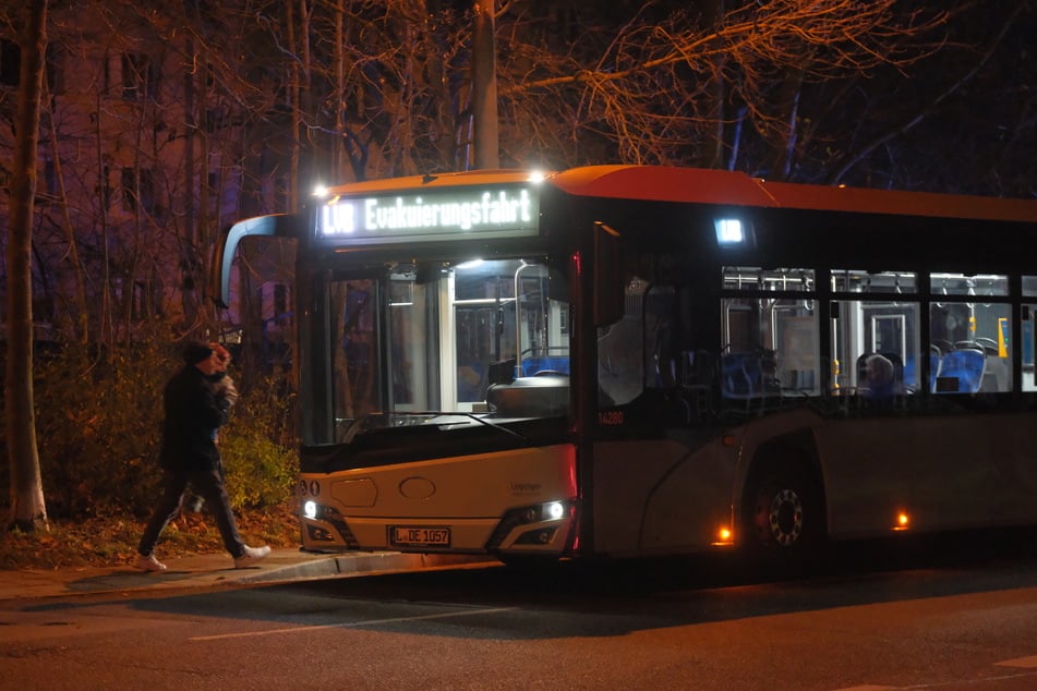 Die Bewohner wurden während der Löscharbeiten in einem Bus der Leipziger Verkehrsbetriebe untergebracht.