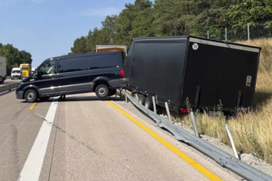 Unfall A7: A7 nach Beinahe-Unfall gesperrt: Transporter weicht aus und blockiert Fahrbahn