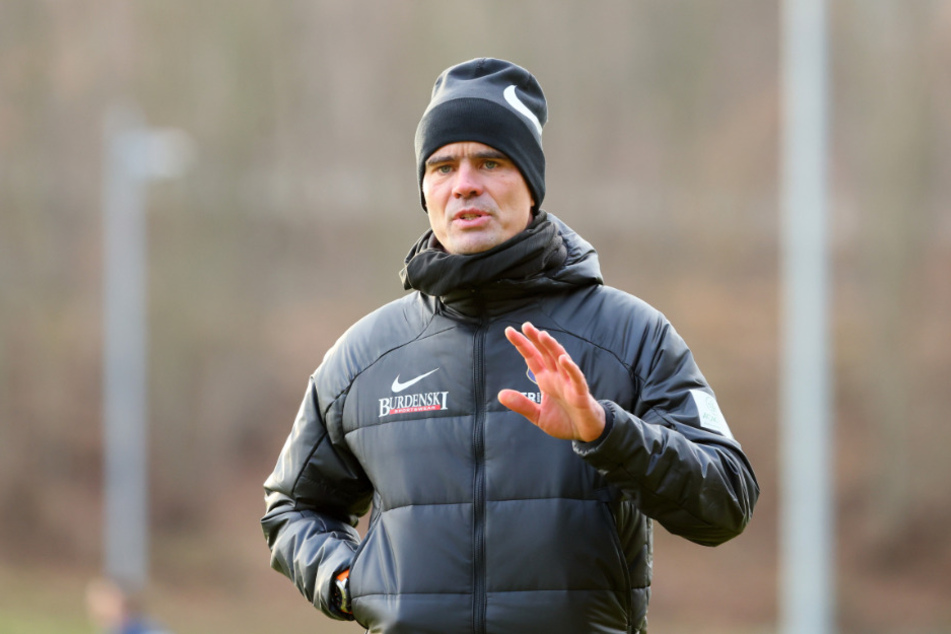 Co-Trainer Jörg Emmerich (49, Foto) wird gegen Duisburg den Job von Pavel Dotchev übernehmen.