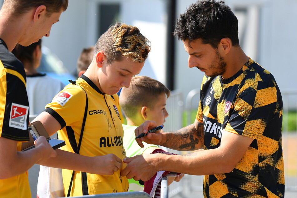 Beim Testspiel in Pirna demonstrierten die Dynamos Fannähe - hier schreibt Philipp Hosiner (32, r.) fleißig Autogramme.