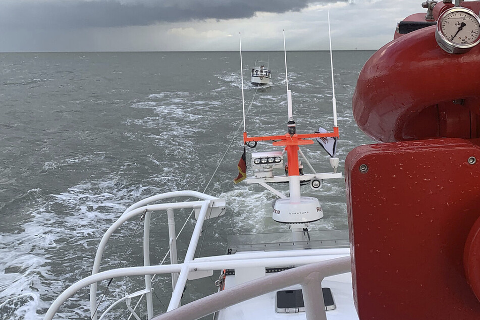 Einsatz auf der Nordsee: Erst ist der Motor defekt, dann reißt der Anker ein Loch ins Boot