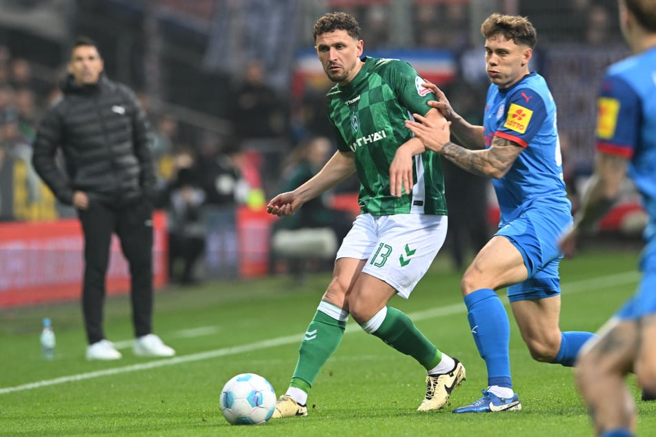 Kiel-Profi Nicolai Remberg (r) hat sich in den Fokus des HSV gespielt.