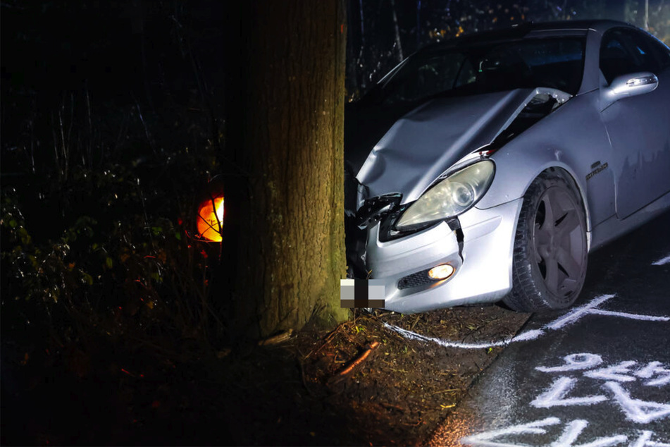 25-jähriger Mann setzt Mercedes SLK frontal gegen Baum und wird schwer verletzt
