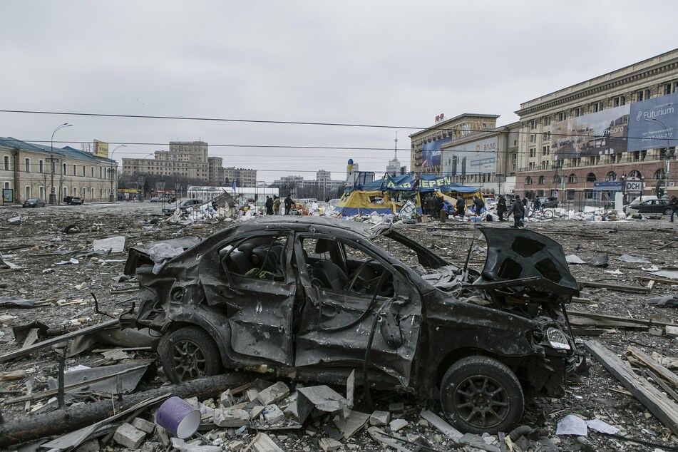 In Charkiw sind heftige Kriegsschäden zu sehen: Die zweitgrößte Stadt der Ukraine wurde am Dienstag beschossen - Trümmerteile liegen verteilt auf dem Boden.