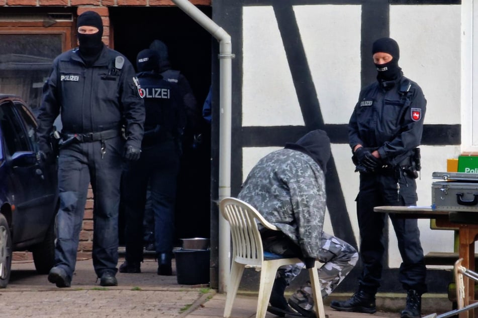 Polizisten durchsuchen in mehreren Bundesländern bei einer Razzia 15 Objekte.