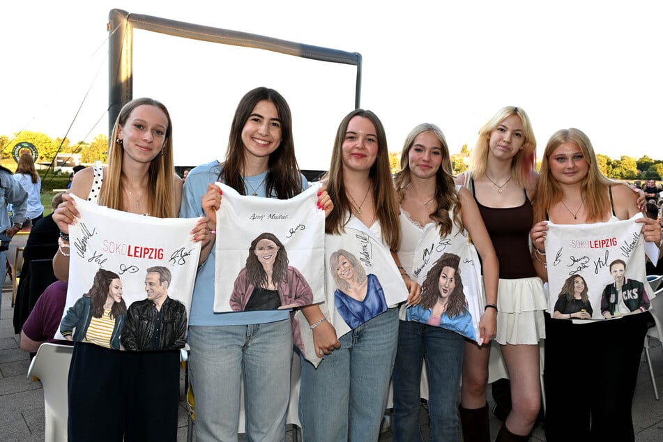 Amelie (15, v.l.), Amelie (18), Emily (17), Jana (15), Paula (17) und Rieke (18) stecken hinter der Idee mit dem Pappaufsteller und haben noch weiteren besonderen Merch mitgebracht.