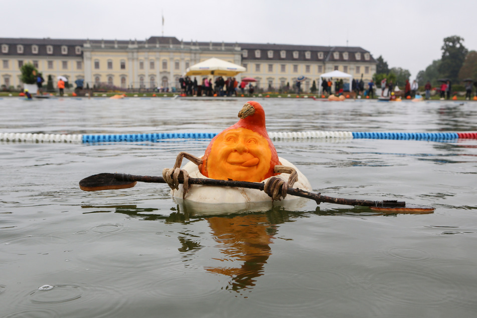In Riesenkürbissen waren dutzende Paddler auf dem See im Blühenden Barock in Ludwigsburg unterwegs.