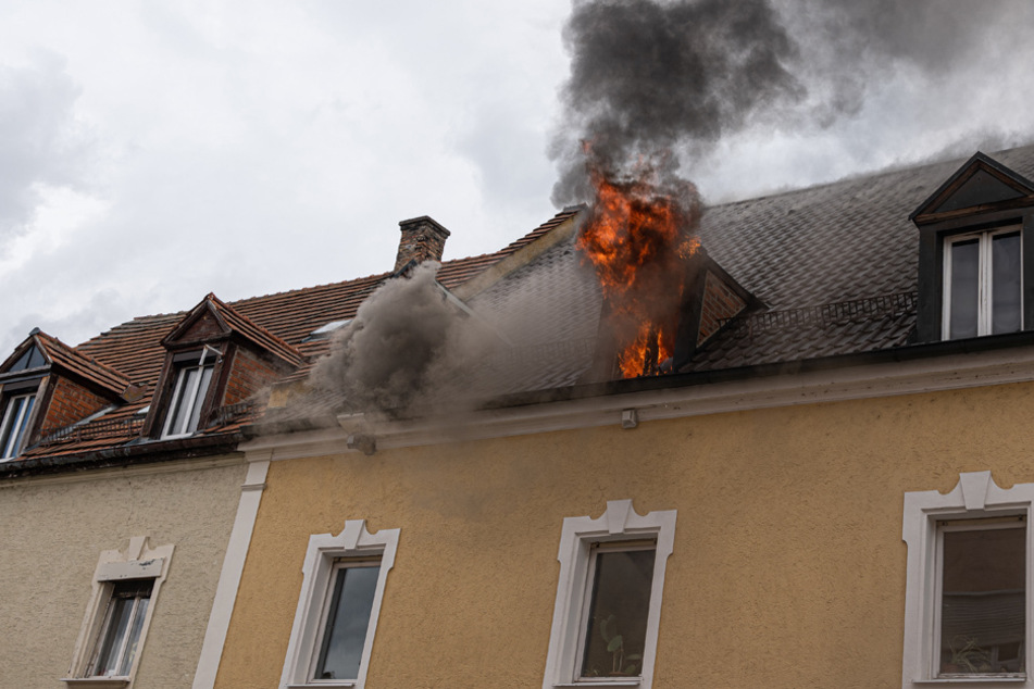 Die verheerenden Flammen drückten aus dem Dachgeschossfenster.