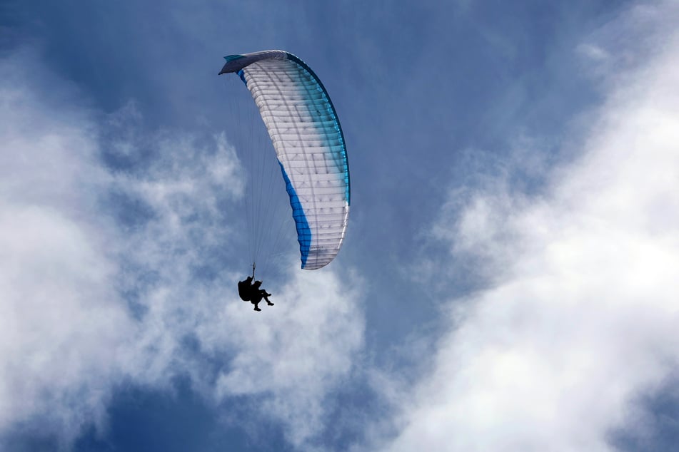 Beide Gleitschirmflieger wurden bei dem Sturz schwer verletzt. (Symbolbild)