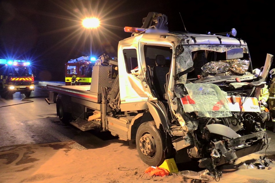 Unfall A3: Abschleppwagen donnert in Lastwagen: Eingeklemmter Fahrer (60) schwer verletzt