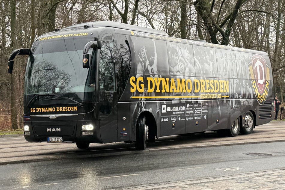 Gegen 14.58 Uhr rollte auch der Dynamo-Mannschaftsbus an.