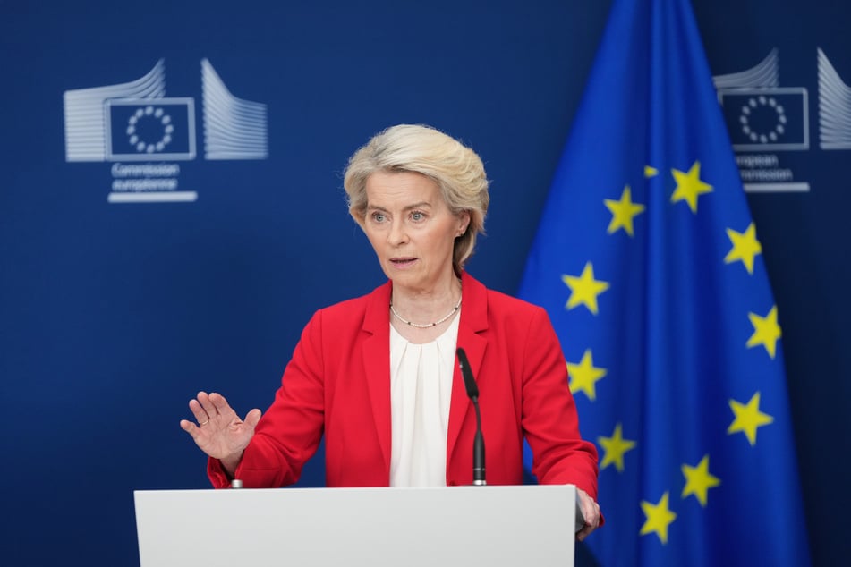 Die Präsidentin der Europäischen Kommission, Ursula von der Leyen (67), gibt während einer Pressekonferenz am EU-Hauptsitz in Brüssel eine Erklärung ab.
