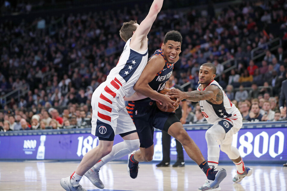 Gary Payton II (r.) versucht Allonzo Trier (M) von den New York Knicks den Ball in einem Match zu entnehmen. Er soll jetzt an Corona erkrankt sein.