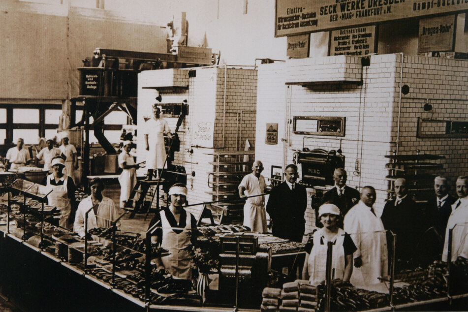 Gründer Max Grundmann machte seine Bäckerei stadtbekannt, ließ die Ware 1928 auch auf dem Ausstellungsgelände der "Technischen Stadt" backen.