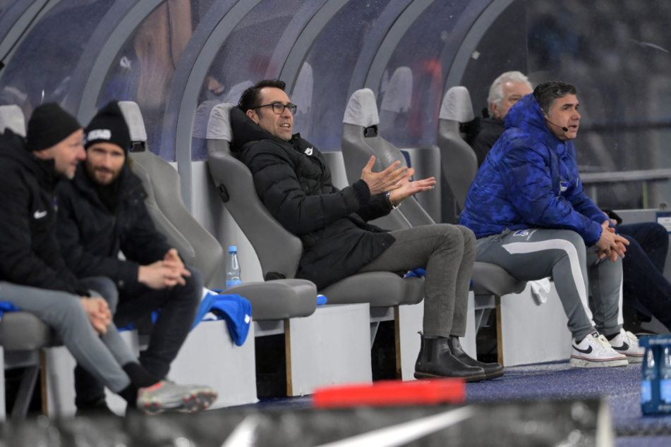 Manager Michael Preetz verfolgt das Spiel gegen die TSG Hoffenheim von der Bank aus.