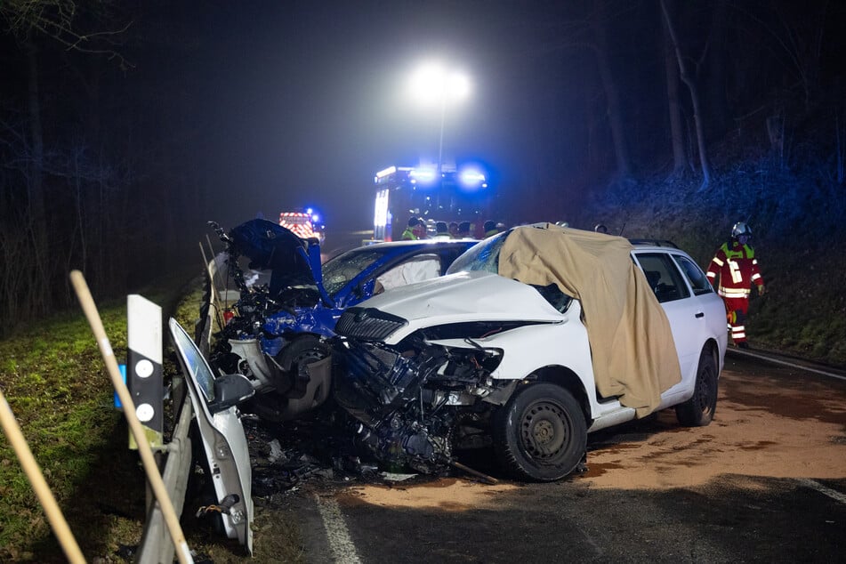 Beide Autos wurden bei dem Unfall stark zerstört.