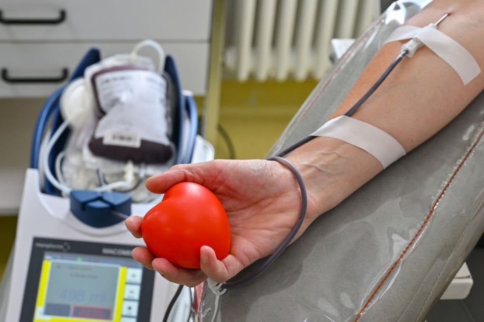 Aktuell reichen die Vorräte nicht aus. Das DRK bittet deshalb dringend um Blutspenden. (Symbolfoto)