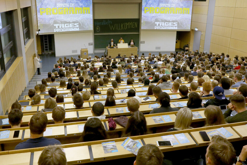 So wie im Jahr 2019 - vor der Corona-Pandemie - sieht es in dem Hörsaal noch nicht wieder aus.