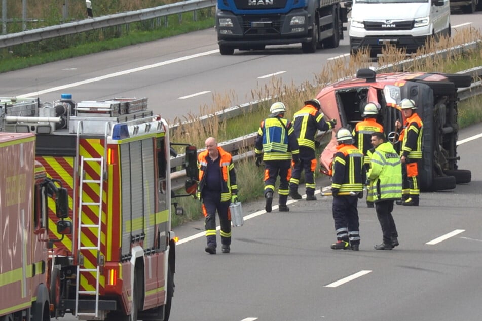 Der Transporter überschlug sich mehrfach und blieb dann auf der Seite liegen. Der Fahrer hatte großes Glück.