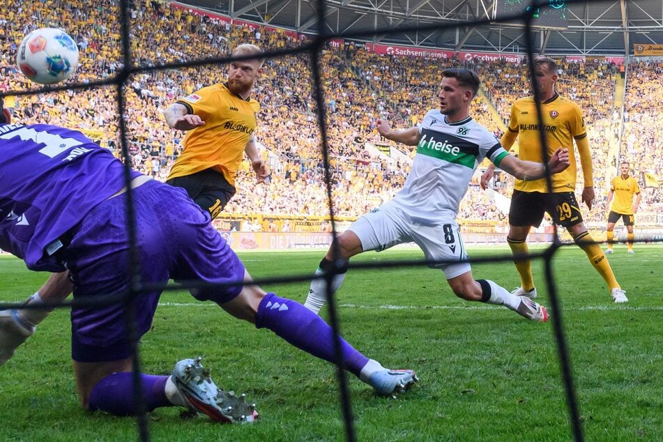 Nils Fröling (2.v.l.) traf aus kurzer Distanz zum 2:1.