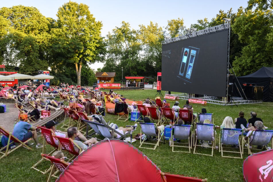 Gemütliche Liegestühle machen die Atmosphäre beim Sommerkino besonders.