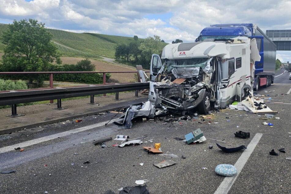 Unfall A6: Lkw kracht in Stauende: Drei Menschen bei Unfall auf A6 schwer verletzt