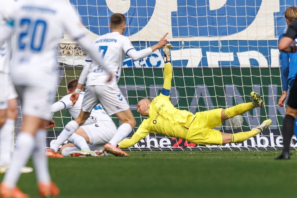 Paderborns Sebastian Klaas trifft zum 1:0.