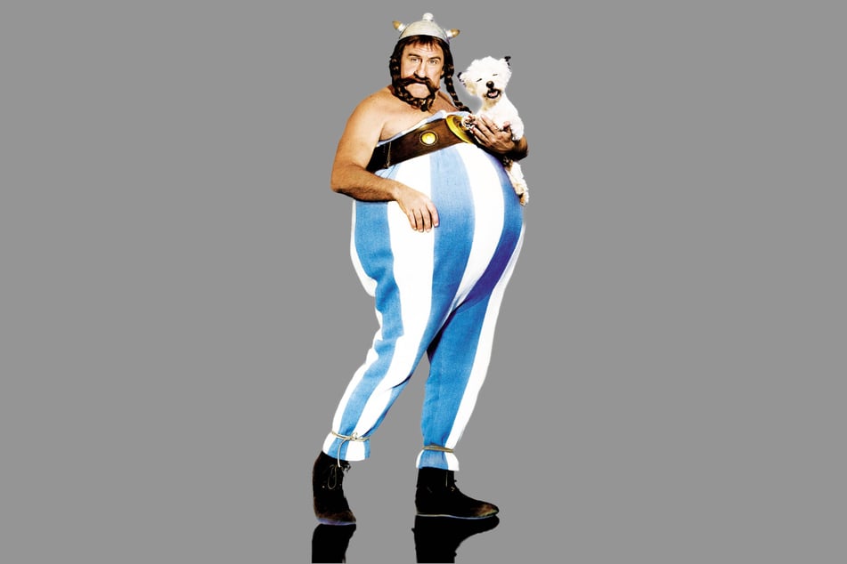 Er war wohl die Parade-Besetzung des Obelix, ist für den Belantis-Job aber viel zu teuer: Kino-Star Gérard Depardieu (77) mit Hündchen Idefix auf dem Arm.